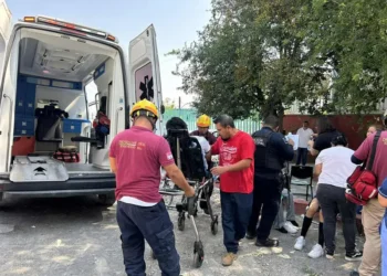 Sufren golpe de calor 10 estudiantes de secundaria; dos son llevados al hospital