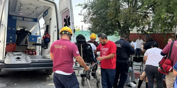 Sufren golpe de calor 10 estudiantes de secundaria; dos son llevados al hospital