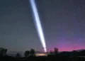 Un rayo blanco inexplicable sorprende en el cielo nocturno de EE. UU.
