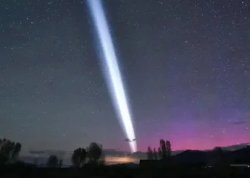 Un rayo blanco inexplicable sorprende en el cielo nocturno de EE. UU.