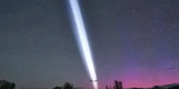 Un rayo blanco inexplicable sorprende en el cielo nocturno de EE. UU.