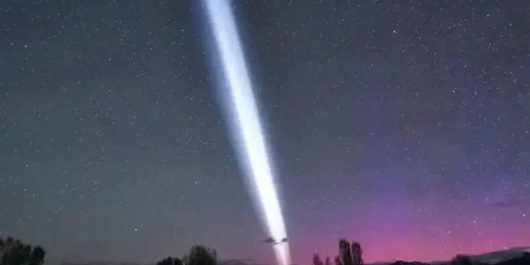 Un rayo blanco inexplicable sorprende en el cielo nocturno de EE. UU.
