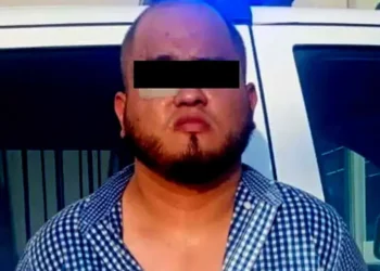 Detienen a hombre por intentar robar diez pantalones de una tienda en Monterrey