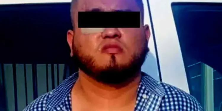 Detienen a hombre por intentar robar diez pantalones de una tienda en Monterrey