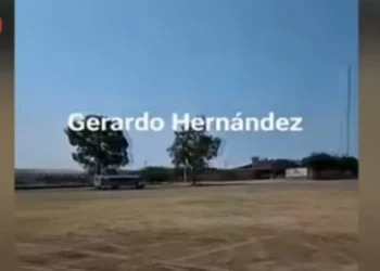 Descubren fosa con 17 cuerpos al costado de cancha de fútbol