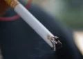 Mexicanos fumadores gastan casi 500 pesos al mes en cigarros