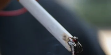Mexicanos fumadores gastan casi 500 pesos al mes en cigarros