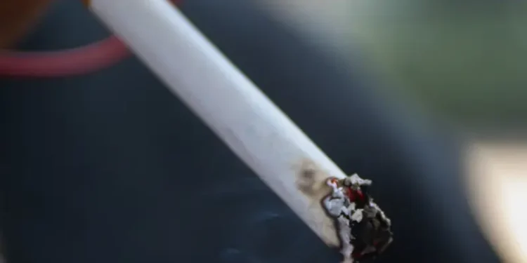 Mexicanos fumadores gastan casi 500 pesos al mes en cigarros
