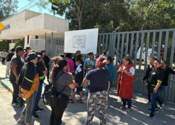Mujeres de la Academia de la Guardia Civil Nacional protestan por su despido