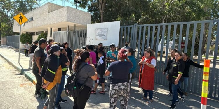 Mujeres de la Academia de la Guardia Civil Nacional protestan por su despido