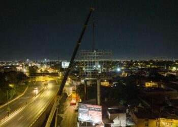 Autoridades municipales retiran anuncio en la Avenida Salvador Nava
