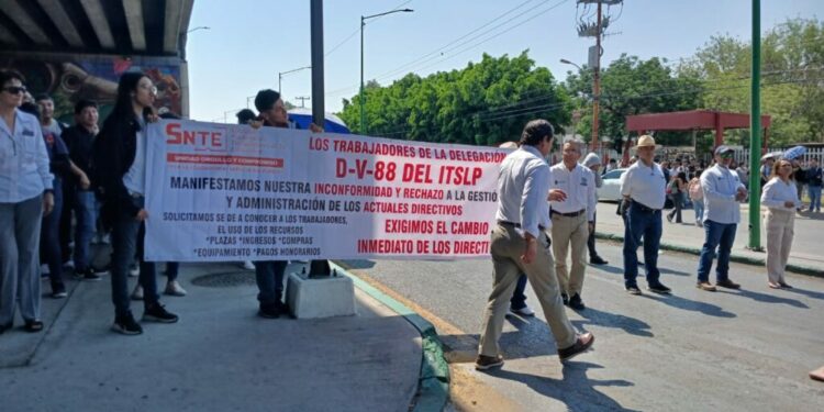 VIDEO | Director del ITSLP enfrenta protesta por parte de la comunidad estudiantil