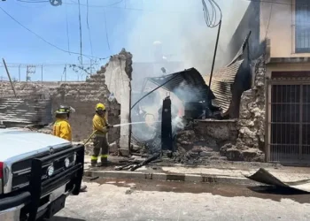 Una casa abandonada, habitada por indigentes, se incendia