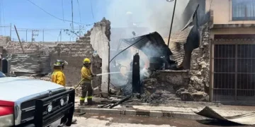 Una casa abandonada, habitada por indigentes, se incendia
