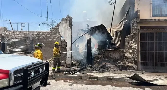 Una casa abandonada, habitada por indigentes, se incendia