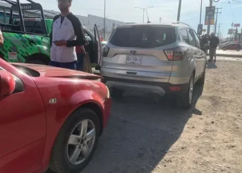 La falla mecánica de un auto origina una carambola