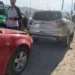 La falla mecánica de un auto origina una carambola