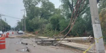 Cae poste de energía eléctrica en la entrada de colonia La Virgen