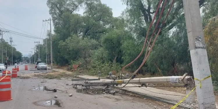 Cae poste de energía eléctrica en la entrada de colonia La Virgen