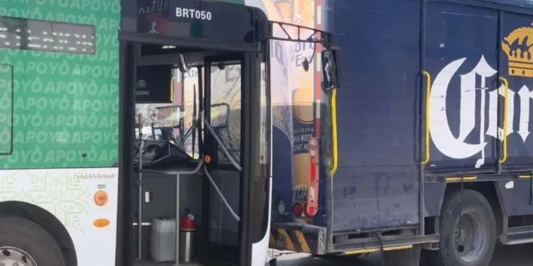 Conductor de MetroRed se estrella con camión cervecero