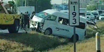 Camioneta de personal sale del camino en la 57
