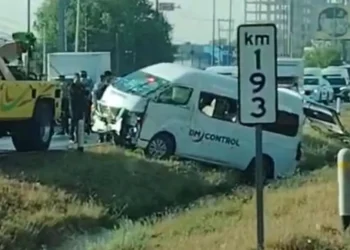 Camioneta de transporte de personal sufre salida de camino en la carretera 57