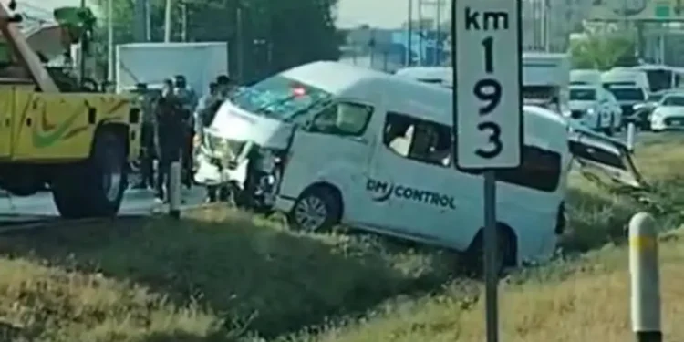 Camioneta de transporte de personal sufre salida de camino en la carretera 57