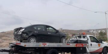 Fotos | Conductor choca y se trepa en contención del Circuito Potosí