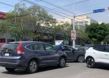 Colisión en Avenida Carranza deja daños a dos autos
