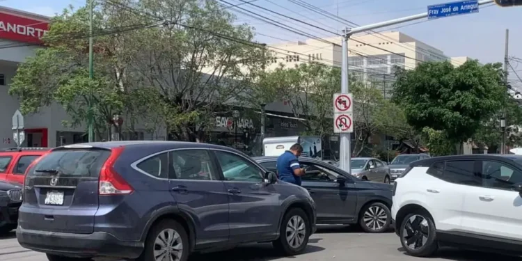 Colisión en Avenida Carranza deja daños a dos autos