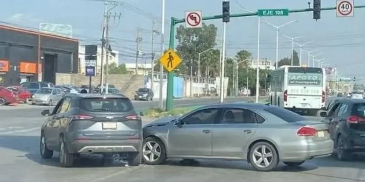 Choque en Zona Industrial deja daños en dos vehículos