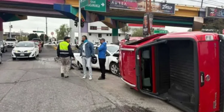 Atienden percance vial en Salvador Nava y Chapultepec; sin lesionados graves