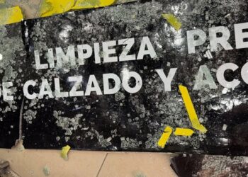 Exigen justicia por cristalazo en negocio de Lomas