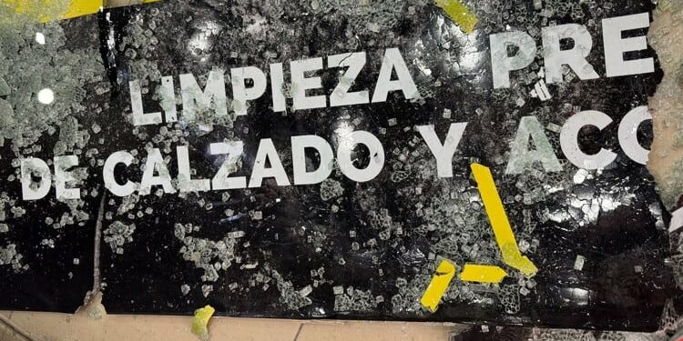 Exigen justicia por cristalazo en negocio de Lomas