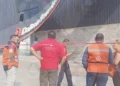 Cae estructura metálica en agencia de autos; no hay lesionados