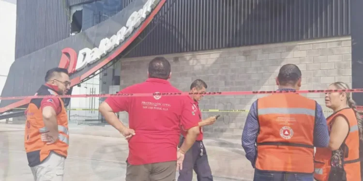 Cae estructura metálica en agencia de autos; no hay lesionados