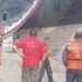 Cae estructura metálica en agencia de autos; no hay lesionados