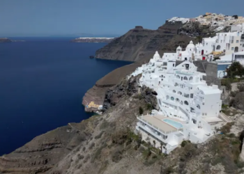 El gigantesco volcán submarino bajo Santorini, la isla griega que tuvo que ser desalojada por una serie de terremotos