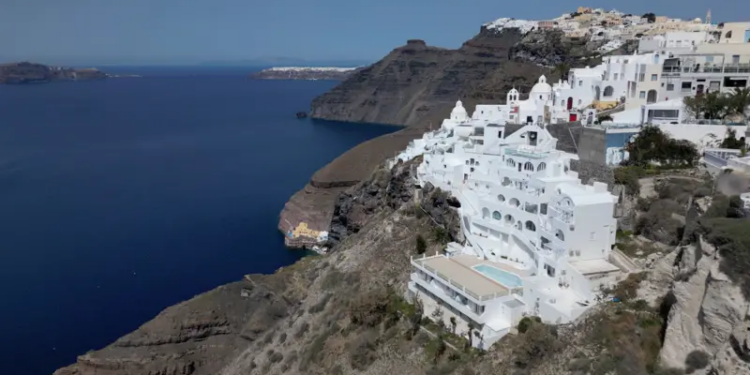 El gigantesco volcán submarino bajo Santorini, la isla griega que tuvo que ser desalojada por una serie de terremotos