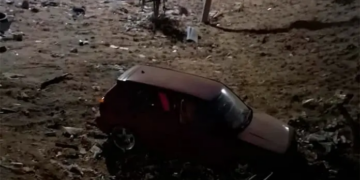 Camioneta cae a desnivel en el Periférico Oriente; solo daños materiales