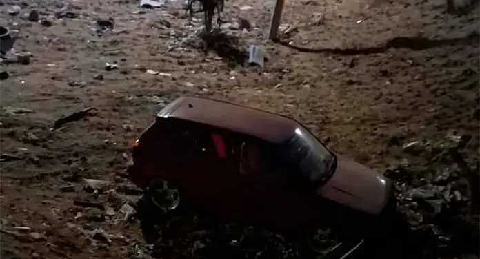 Camioneta cae a desnivel en el Periférico Oriente; solo daños materiales