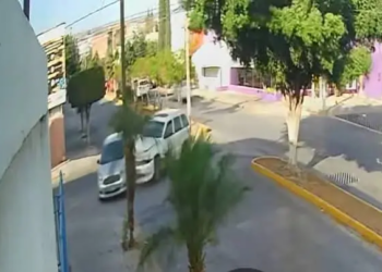 Madre e hijo lesionados tras tras choque; conductora se da a la fuga
