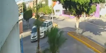 Madre e hijo lesionados tras tras choque; conductora se da a la fuga