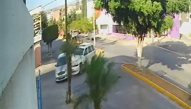 Madre e hijo lesionados tras tras choque; conductora se da a la fuga