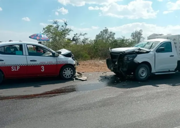 Choque frontal entre camioneta y taxi en la carretera Cárdenas–Alaquines deja dos lesionados