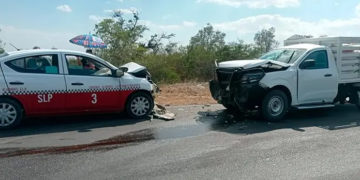 Choque frontal entre camioneta y taxi en la carretera Cárdenas–Alaquines deja dos lesionados
