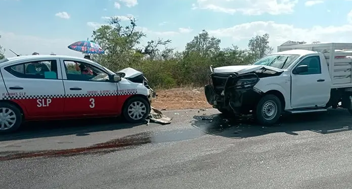 Choque frontal entre camioneta y taxi en la carretera Cárdenas–Alaquines deja dos lesionados
