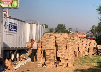 Caja de tráiler queda atorada en puente del bulevar Río Santiago