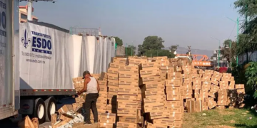 Caja de tráiler queda atorada en puente del bulevar Río Santiago