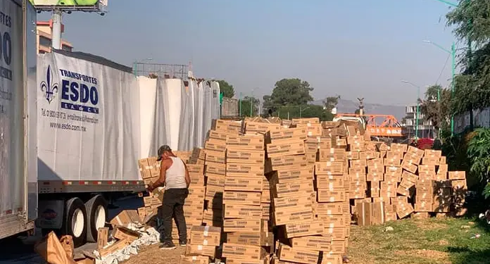 Caja de tráiler queda atorada en puente del bulevar Río Santiago